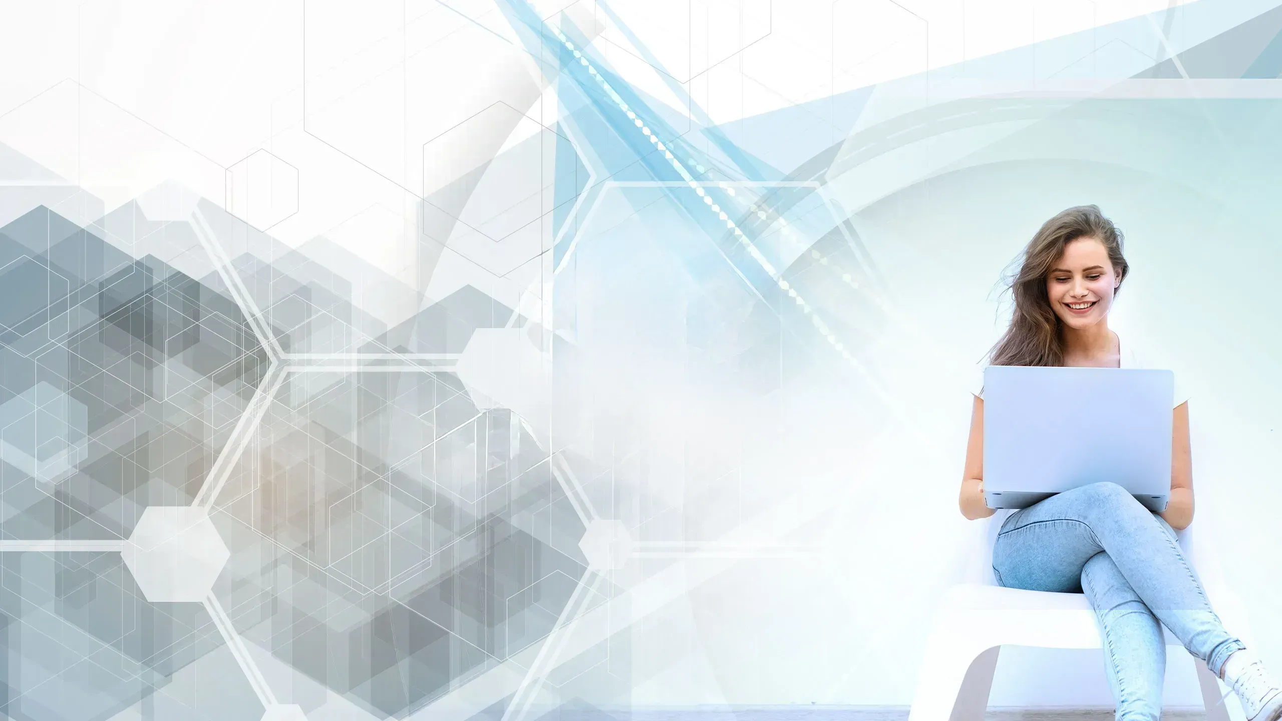 Eine Frau sitzt an einem Notebook vor einer abstrakten Grafik, die ein Netzwerk darstellen könnte.